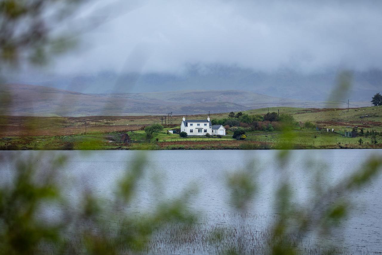 Lochside Villa Staffin Bagian luar foto
