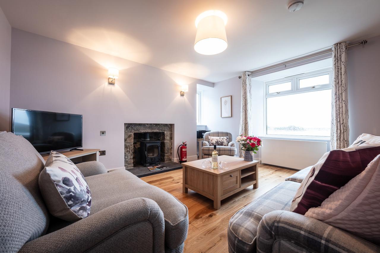 Lochside Villa Staffin Bagian luar foto